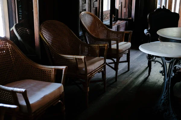 Παλιά vintage ψάθινη καρέκλα στο εσωτερικό του σαλονιού — Φωτογραφία Αρχείου