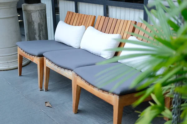 Kissen auf Holzstuhl im Hotelresort zum Entspannen — Stockfoto