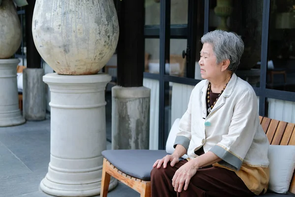 Anciana anciana anciana anciana descansando relajada en la terraza balco — Foto de Stock