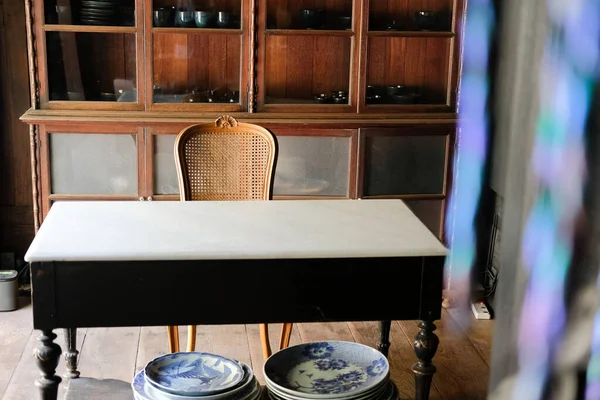 Old vintage wicker rattan chair & working table in home office — Stock Photo, Image