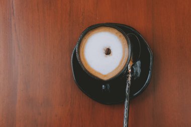 sıcak cappuccino latte mocha kahve ahşap masada. 