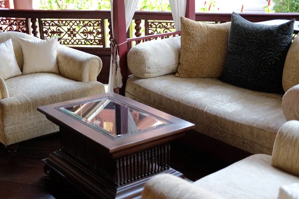 Cuscino su poltrona divano divano in soggiorno. interno della casa — Foto Stock