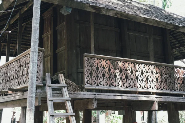 Traditionelles Holzhaus in Thailand — Stockfoto