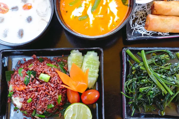 Sült barna rizs zöldséges tavaszi tekercsgel. fűszeres curry - Tha — Stock Fotó