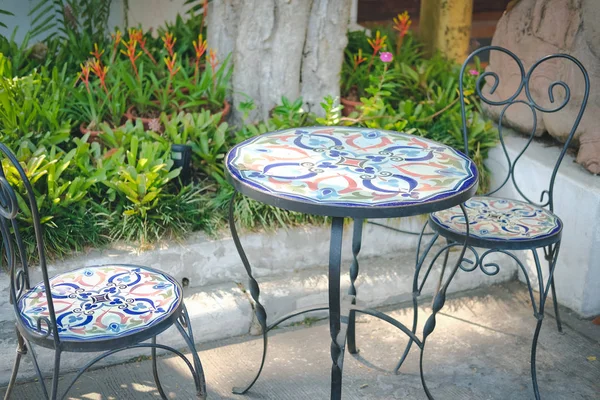 Cadeira e mesa para descansar ao ar livre relaxante no jardim — Fotografia de Stock