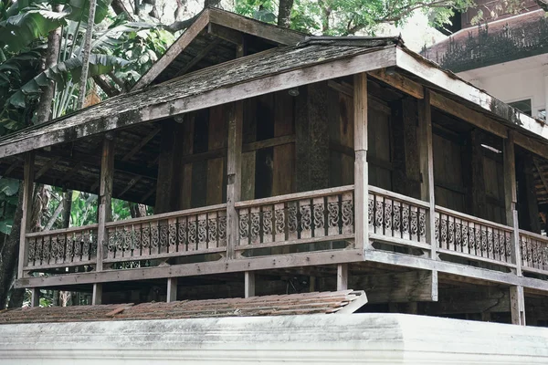 Casa tradicional de madera en Tailandia — Foto de Stock