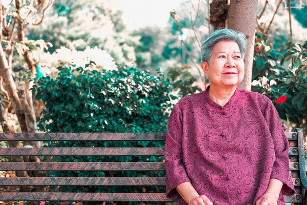 Vecchia Donna Anziana Che Riposa Giardino Asiatica Anziana Femminile Rilassante — Foto Stock