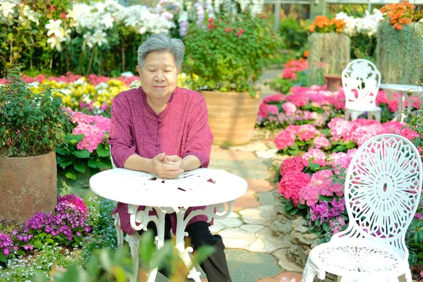 Anciana Mujer Mayor Descansando Jardín Flores Asiático Anciano Hembra Relajarse — Foto de Stock