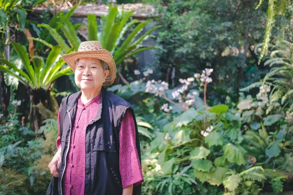 Anciana Mujer Mayor Descansando Jardín Flores Asiático Anciano Hembra Relajarse — Foto de Stock