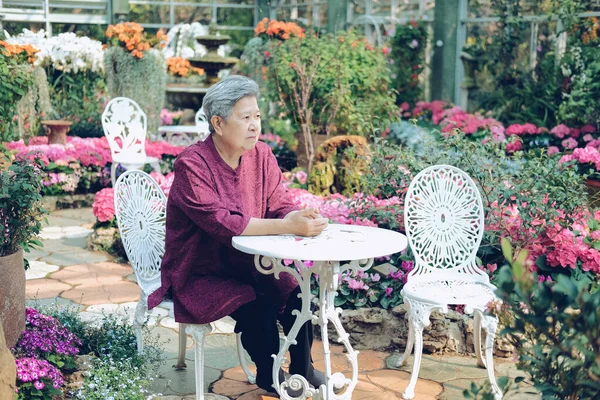Anciana Mujer Mayor Descansando Jardín Flores Asiático Anciano Hembra Relajarse — Foto de Stock