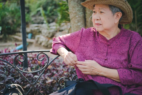 Μια Ηλικιωμένη Γυναίκα Ξεκουράζεται Στον Κήπο Ασιάτισσα Ηλικιωμένη Γυναίκα Χαλαρώνει — Φωτογραφία Αρχείου