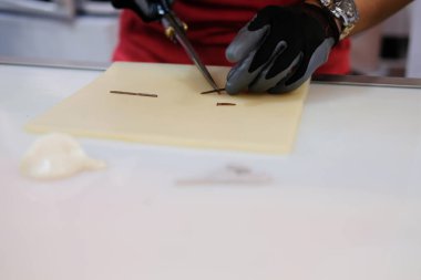 Şekerleme dükkanında şekerleme yapmak için eritilmiş renkli şeker