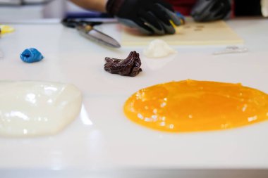 Şekerleme dükkanında şekerleme yapmak için eritilmiş renkli şeker