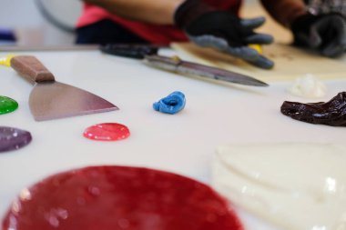 Şekerleme dükkanında şekerleme yapmak için eritilmiş renkli şeker