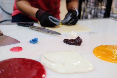 Şekerleme dükkanında şekerleme yapmak için eritilmiş renkli şeker