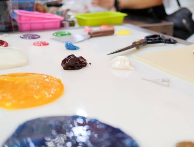 Şekerleme dükkanında şekerleme yapmak için eritilmiş renkli şeker