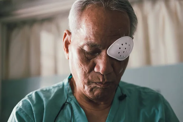Paciente Que Cubre Ojo Con Escudo Protector Yeso Médico Después — Foto de Stock