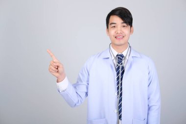 Doktor doktor, beyaz arka planda steteskopu olan pratisyen hekim. Tıbbi profesyonel tıp sağlık hizmeti kavramı