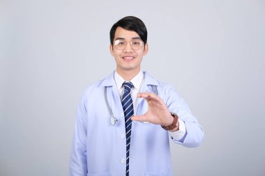 Doktor doktor, beyaz arka planda steteskopu olan pratisyen hekim. Tıbbi profesyonel tıp sağlık hizmeti kavramı