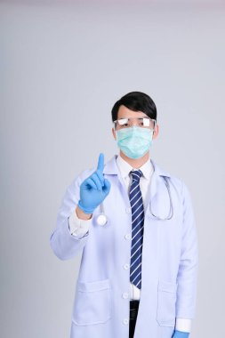 Beyaz arka planda maske steteskobu olan doktor hekim doktor. Tıbbi profesyonel tıp sağlık hizmeti kavramı