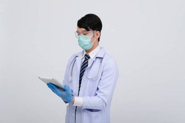 Doktor doktor doktor maske takıyor ve beyaz arka planda tablet ve steteskop var. Tıbbi profesyonel tıp sağlık hizmeti kavramı