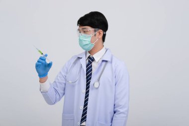 İlaç şırıngası kullanan doktor doktor doktor. Tıbbi enjeksiyon ve iğne aşılama ekipmanları