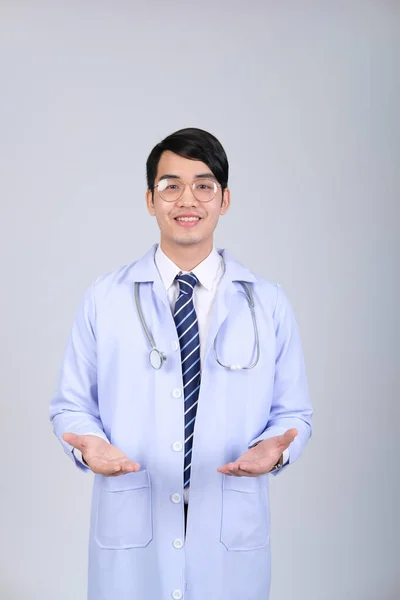 Médico Médico Practicante Con Estetoscopio Sobre Fondo Blanco Medicina Profesional —  Fotos de Stock