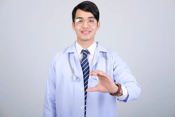 Médecin Praticien Avec Stéthoscope Sur Fond Blanc Médecine Professionnelle Concept — Photo