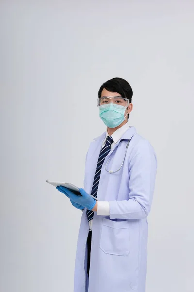 Medico Professionista Indossando Maschera Con Tablet Stetoscopio Sfondo Bianco Medicina — Foto Stock