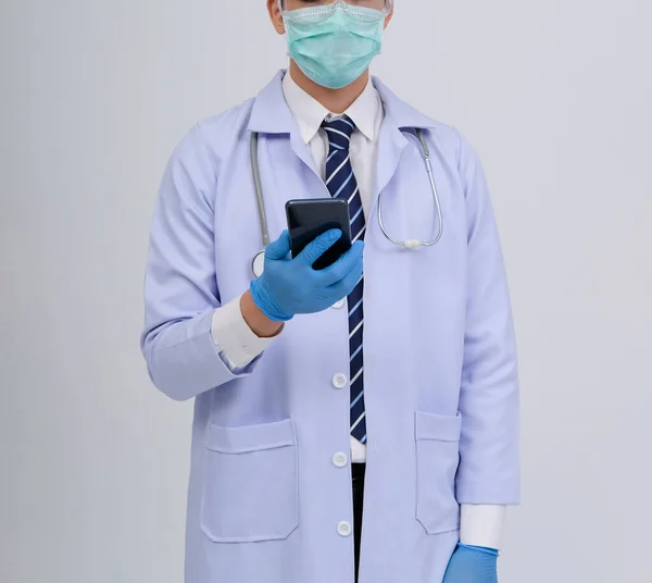 Doktor Doktor Doktor Maske Takıyor Beyaz Arka Planda Akıllı Telefon — Stok fotoğraf