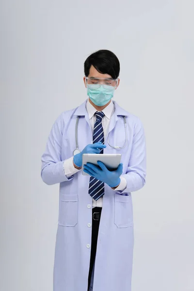 Médico Médico Praticante Vestindo Máscara Com Tablet Estetoscópio Fundo Branco — Fotografia de Stock