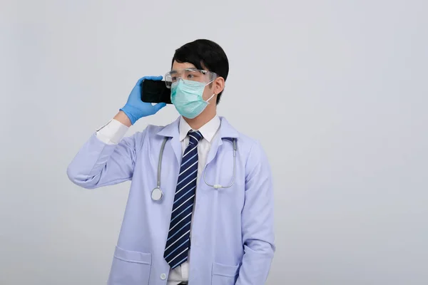 Médico Médico Praticante Usando Máscara Com Smartphone Estetoscópio Fundo Branco — Fotografia de Stock