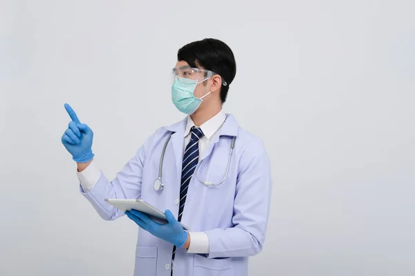 Médecin Praticien Portant Masque Avec Comprimé Stéthoscope Sur Fond Blanc — Photo