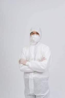 Biyolojik koruyucu giysi, maske, eldiven giyen adam doktor virüs bakterisi enfeksiyonunu önlemek için eldiven.