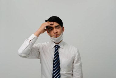 Termometresi olan işadamı hasta, grip baş ağrısı 19 virüs bakterisi kirliliği