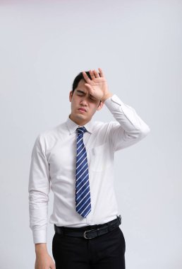 Hasta iş adamı kendini hasta hissediyor, grip virüsü enfeksiyonundan başı ağrıyor.