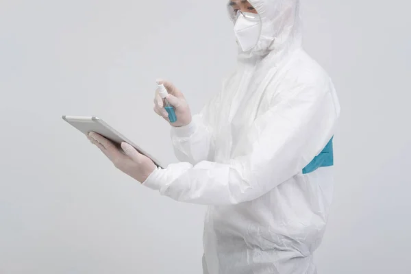 Άνθρωπος Επιστήμονας Φορώντας Βιολογικά Προστατευτική Στολή Ενδυμασία Μάσκα Γάντια Ψεκασμού — Φωτογραφία Αρχείου
