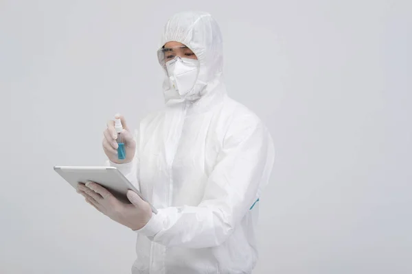 Άνθρωπος Επιστήμονας Φορώντας Βιολογικά Προστατευτική Στολή Ενδυμασία Μάσκα Γάντια Ψεκασμού — Φωτογραφία Αρχείου