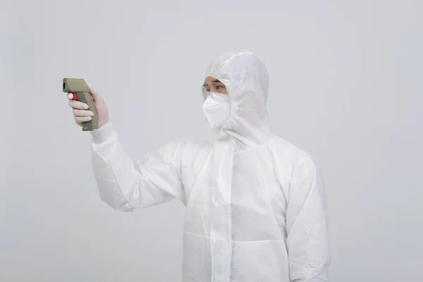 Γιατρός Άνθρωπος Φορώντας Βιολογικά Προστατευτική Στολή Ενδυμασία Μάσκα Γάντια Μέτρησης — Φωτογραφία Αρχείου