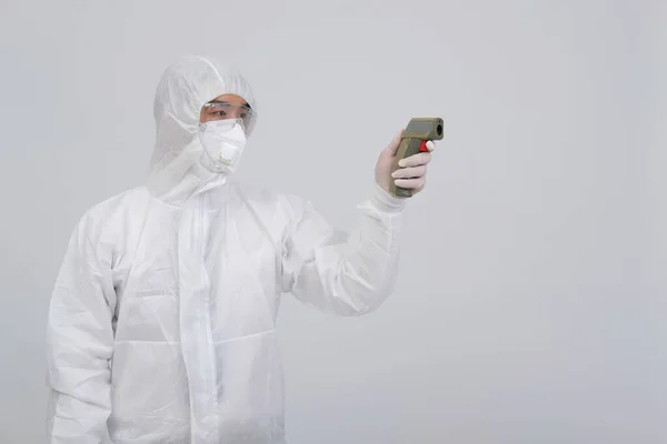 Γιατρός Άνθρωπος Φορώντας Βιολογικά Προστατευτική Στολή Ενδυμασία Μάσκα Γάντια Μέτρησης — Φωτογραφία Αρχείου