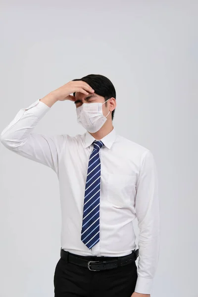 Sjuk Affärsman Man Illamående Huvudvärk Bär Skyddande Mask Mot Förkylning — Stockfoto