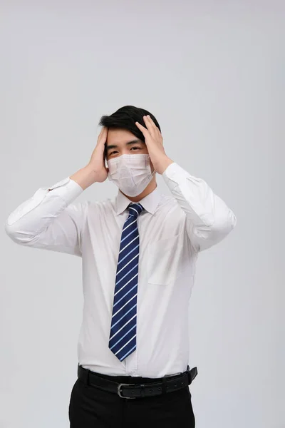 Sjuk Affärsman Man Illamående Huvudvärk Bär Skyddande Mask Mot Förkylning — Stockfoto