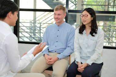 Fizyoterapist psikolog terapist çift ilişkilerine danışmanlık yapıyor. Evlilik danışmanlığı terapisi.