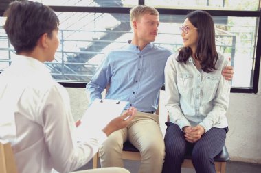 Fizyoterapist psikolog terapist çift ilişkilerine danışmanlık yapıyor. Evlilik danışmanlığı terapisi.