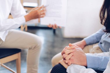 Kontrat için danışman bir çift. Sigorta komisyoncusu müşteriye hukuki tavsiyelerde bulunuyor. hukuk ve yatırım kavramı