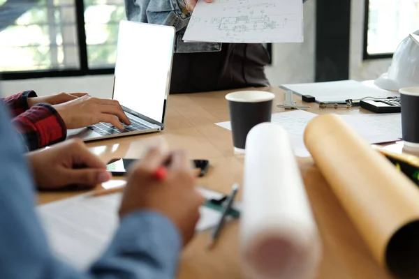 Arquitecto Ingeniero Diseñador Interiores Equipo Trabajo Discutiendo Casa Plano Del — Foto de Stock