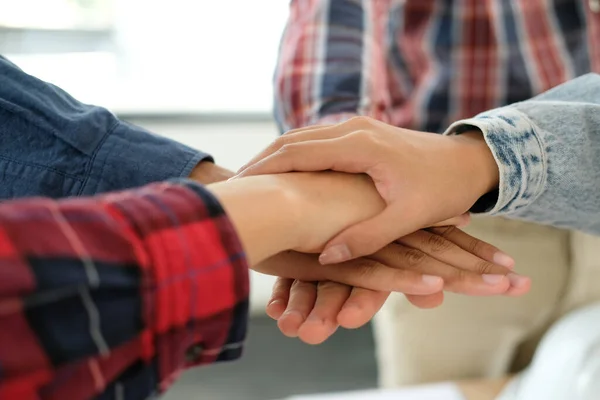 Startup Hombre Mujer Uniendo Mano Unida Equipo Negocios Tocando Las — Foto de Stock