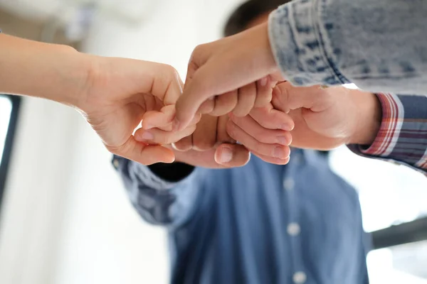 Startup Hombre Mujer Uniendo Mano Unida Equipo Negocios Tocando Las — Foto de Stock