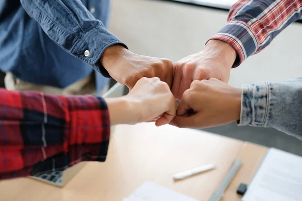 Startup Hombre Mujer Uniendo Mano Unida Equipo Negocios Tocando Las — Foto de Stock