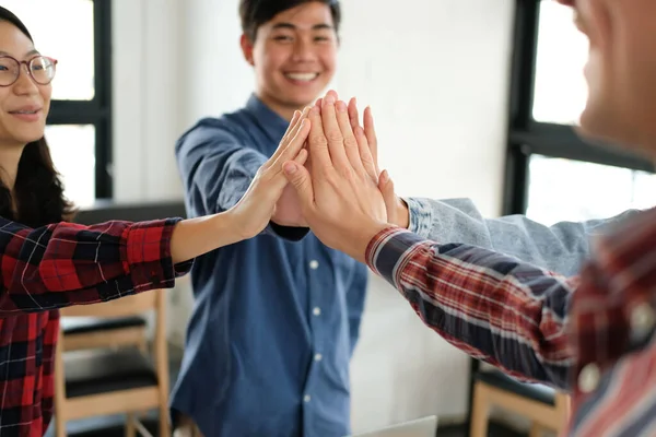 Startup Hombre Mujer Uniendo Mano Unida Equipo Negocios Tocando Las — Foto de Stock